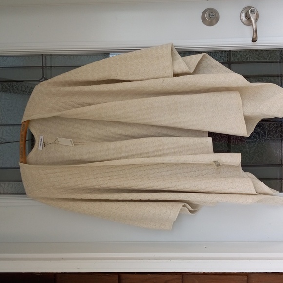 Calvin Klein Cream+ Gold ThreadCape 84%Acrylic One Size New With Tag Excel.Cond. - Picture 1 of 8